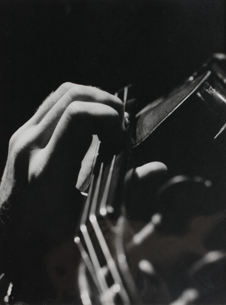 Louis INGIGLIARDI, dit INGI (1915-2008). "Christian FERRAS (1933-1982), Violoniste". Prises de vue 18 janvier 1957 jouant son Stradivarius « le Président » de 1721. Tirage argentique d'époque. 35.3 x 29 cm. Oeuvre mise en vente par Vichy Enchères le 2 juin 2025 © C. Darbelet