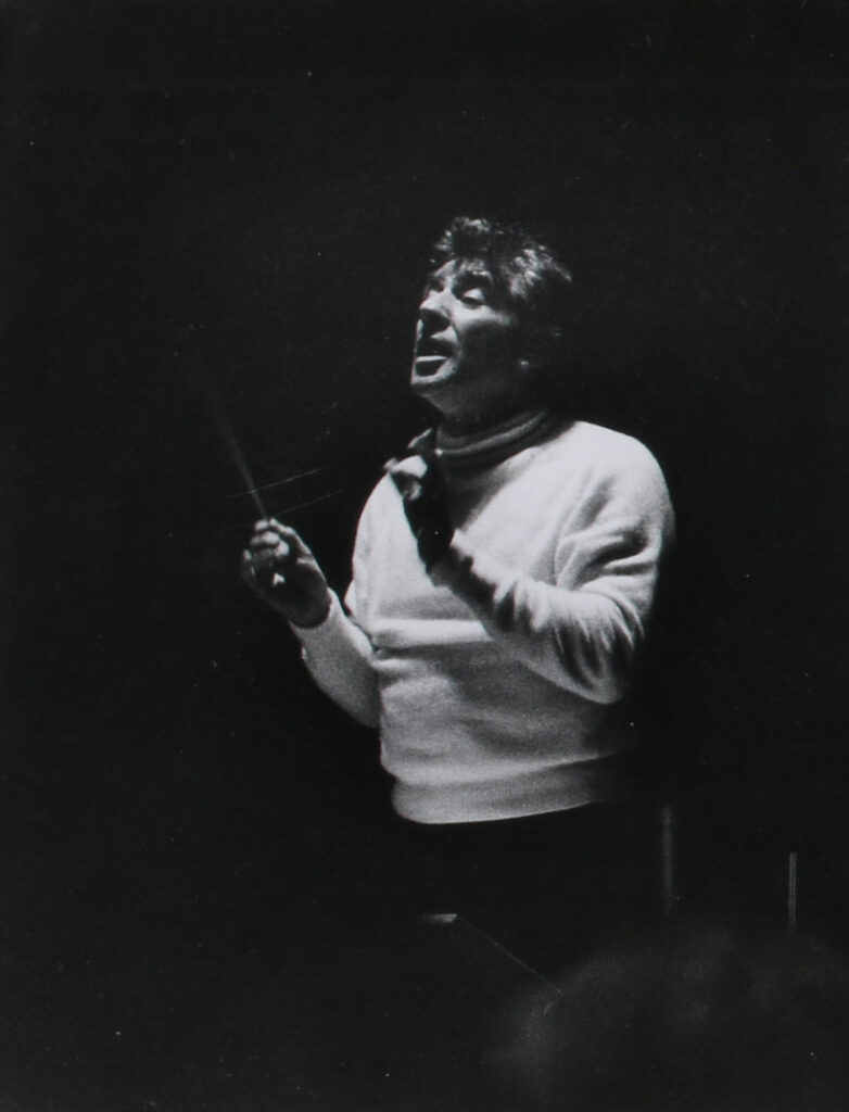 Louis INGIGLIARDI, dit INGI (1915-2008). Lot de trois tirages, en triptyque représentant "Leonard BERNSTEIN (1918-1990), Compositeur, Chef d'Orchestre", Prises de vues novembre 1966 à la salle Pleyel lors de la répétition du concerto de Jean Wiener avec l'orchestre LAMOUREUX. Oeuvre mise en vente par Vichy Enchères le 2 juin 2025 © C. Darbelet