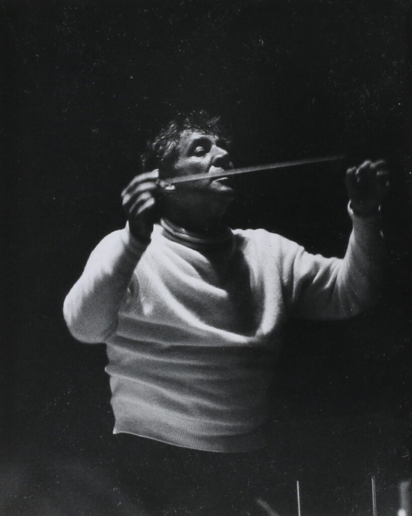 Louis INGIGLIARDI, dit INGI (1915-2008). Lot de trois tirages, en triptyque représentant "Leonard BERNSTEIN (1918-1990), Compositeur, Chef d'Orchestre", Prises de vues novembre 1966 à la salle Pleyel lors de la répétition du concerto de Jean Wiener avec l'orchestre LAMOUREUX. Oeuvre mise en vente par Vichy Enchères le 2 juin 2025 © C. Darbelet