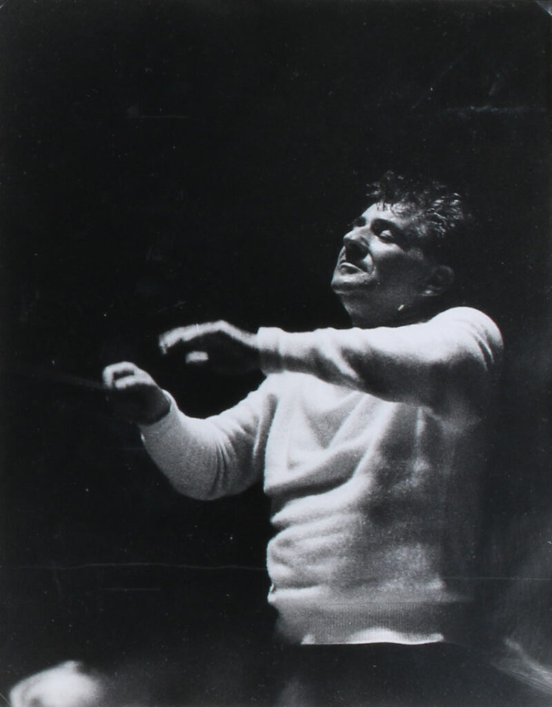 Louis INGIGLIARDI, dit INGI (1915-2008). Lot de trois tirages, en triptyque représentant "Leonard BERNSTEIN (1918-1990), Compositeur, Chef d'Orchestre", Prises de vues novembre 1966 à la salle Pleyel lors de la répétition du concerto de Jean Wiener avec l'orchestre LAMOUREUX. Oeuvre mise en vente par Vichy Enchères le 2 juin 2025 © C. Darbelet