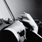 Louis INGIGLIARDI, dit INGI (1915-2008). "Henryk SZERYNG (1948-1988), Violoniste". Prises de vues Mai 1961, jouant son archet de Sartory et le violon de Cerutti. Tirage argentique 1999 Oeuvre mise en vente par Vichy Enchères le 2 juin 2025 © C. Darbelet