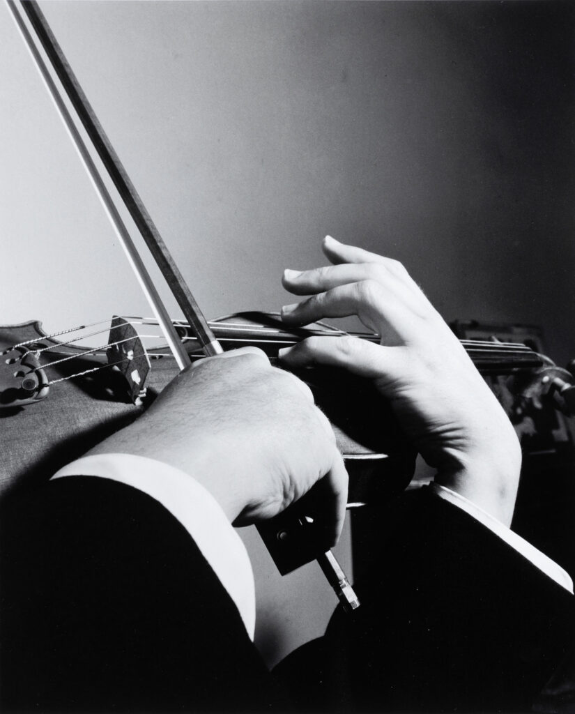 Louis INGIGLIARDI, dit INGI (1915-2008). "Henryk SZERYNG (1948-1988), Violoniste". Prises de vues Mai 1961, jouant son archet de Sartory et le violon de Cerutti. Tirage argentique 1999 Oeuvre mise en vente par Vichy Enchères le 2 juin 2025 © C. Darbelet