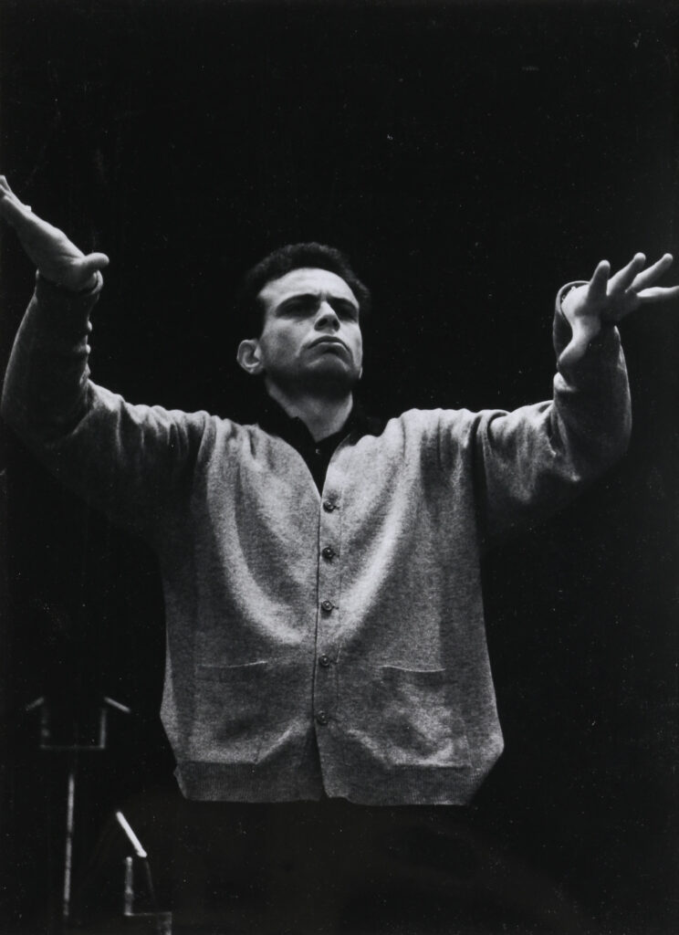 Louis INGIGLIARDI, dit INGI (1915-2008). "Lorin MAAZEL (1930-2014) Chef d'Orchestre". Prises de vues le 21 janvier 1960 Tirage argentique 1999. Image 37.5 x 28 cm, feuille 40 x 30 cm. Oeuvre mise en vente par Vichy Enchères le 2 juin 2025 © C. Darbelet
