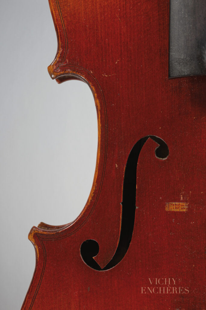 Beau violon de Nicolas VUILLAUME Instrument mis en vente par Vichy Enchères le 5 juin 2025 © C. Darbelet