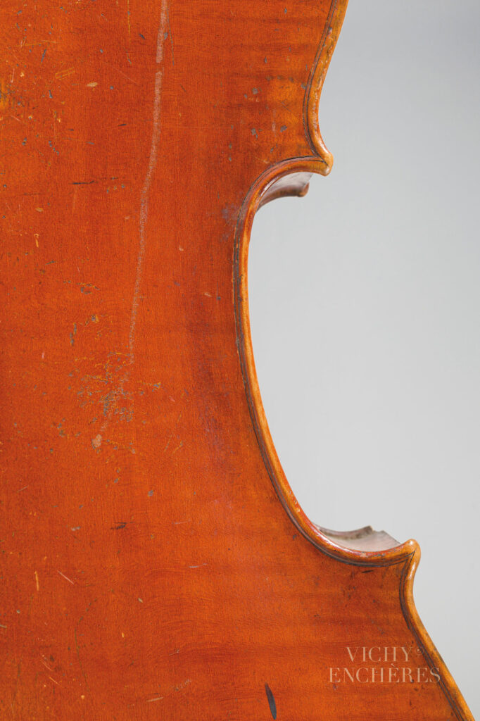 Violoncelle de Georges COUSINEAU Instrument mis en vente par Vichy Enchères le 5 juin 2025 © C. Darbelet