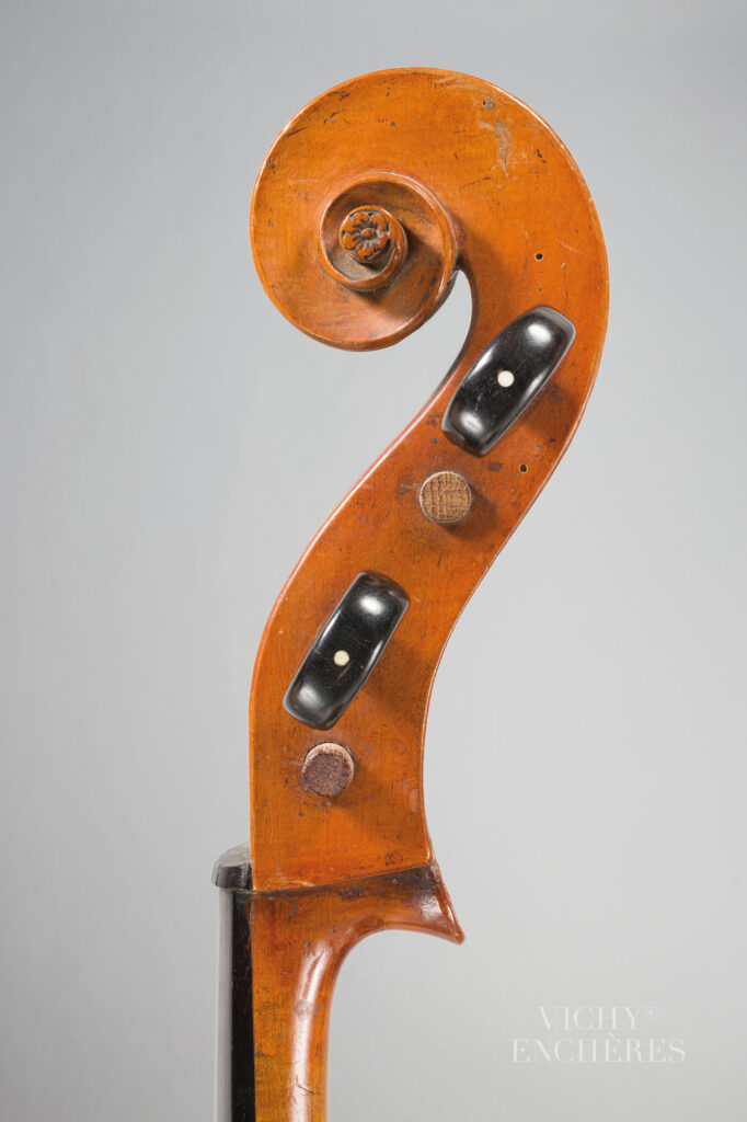 Violoncelle de Georges COUSINEAU Instrument mis en vente par Vichy Enchères le 5 juin 2025 © C. Darbelet