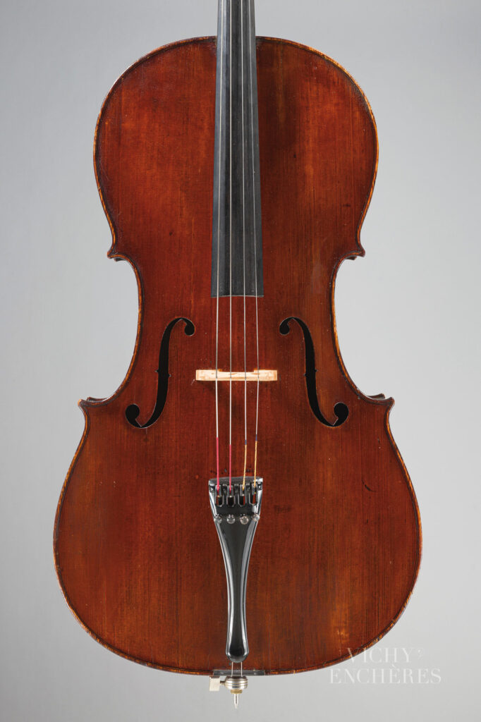 Violoncelle de RENAULT et CHATELAIN Instrument mis en vente par Vichy Enchères le 5 juin 2025 © C. Darbelet