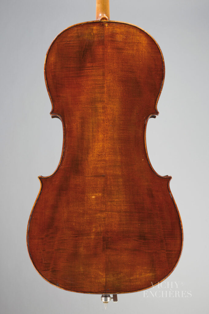 Violoncelle de RENAULT et CHATELAIN Instrument mis en vente par Vichy Enchères le 5 juin 2025 © C. Darbelet