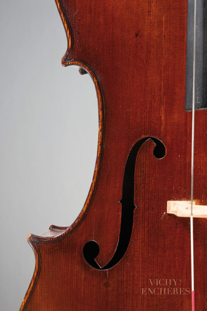 Violoncelle de RENAULT et CHATELAIN Instrument mis en vente par Vichy Enchères le 5 juin 2025 © C. Darbelet