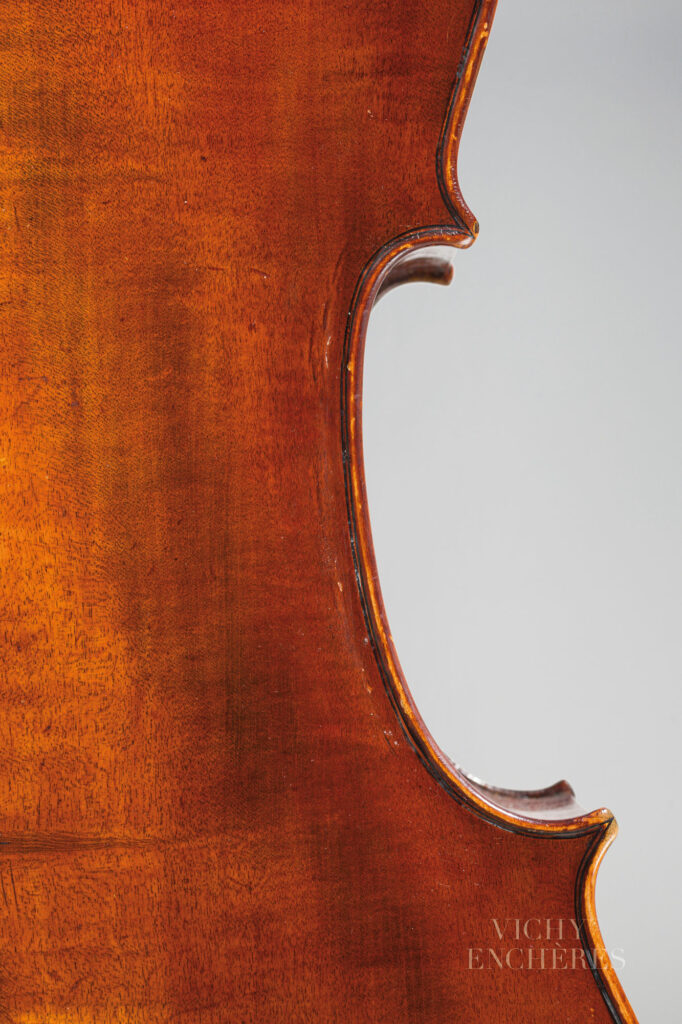 Violoncelle de RENAULT et CHATELAIN Instrument mis en vente par Vichy Enchères le 5 juin 2025 © C. Darbelet