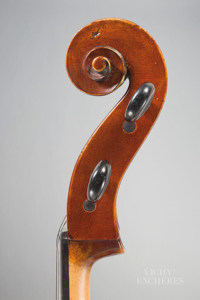 Violoncelle de RENAULT et CHATELAIN Instrument mis en vente par Vichy Enchères le 5 juin 2025 © C. Darbelet