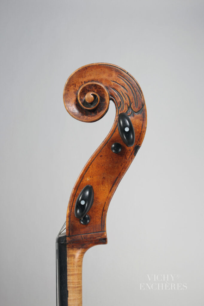 Violoncelle de Alessandro GAGLIANO Instrument mis en vente par Vichy Enchères le 5 juin 2025 © C. Darbelet