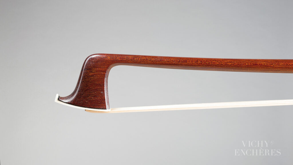 Archet de violon de Claude Auguste THOMASSIN Instrument mis en vente par Vichy Enchères le 5 juin 2025 © C. Darbelet