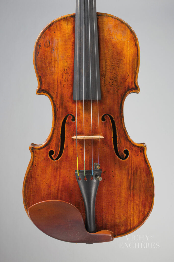 Intéressant violon de Stefano SCARAMPELLA Instrument mis en vente par Vichy Enchères le 5 juin 2025 © C. Darbelet