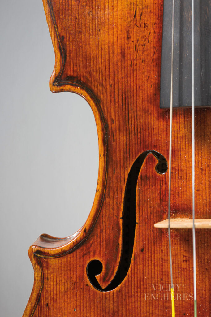 Intéressant violon de Stefano SCARAMPELLA Instrument mis en vente par Vichy Enchères le 5 juin 2025 © C. Darbelet