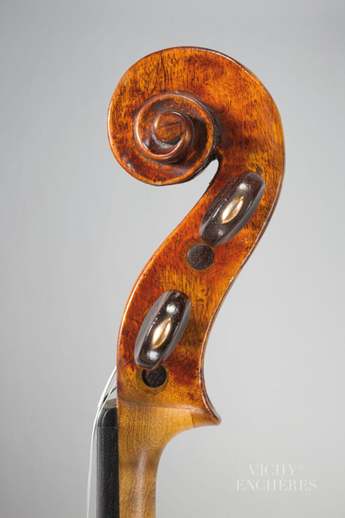 Intéressant violon de Stefano SCARAMPELLA Instrument mis en vente par Vichy Enchères le 5 juin 2025 © C. Darbelet