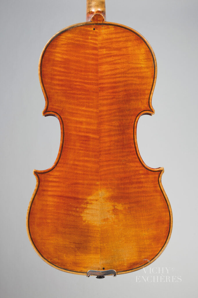 Beau violon d'Enrico CERUTI Instrument mis en vente par Vichy Enchères le 5 juin 2025 © C. Darbelet