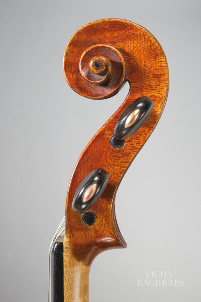 Beau violon d'Enrico CERUTI Instrument mis en vente par Vichy Enchères le 5 juin 2025 © C. Darbelet