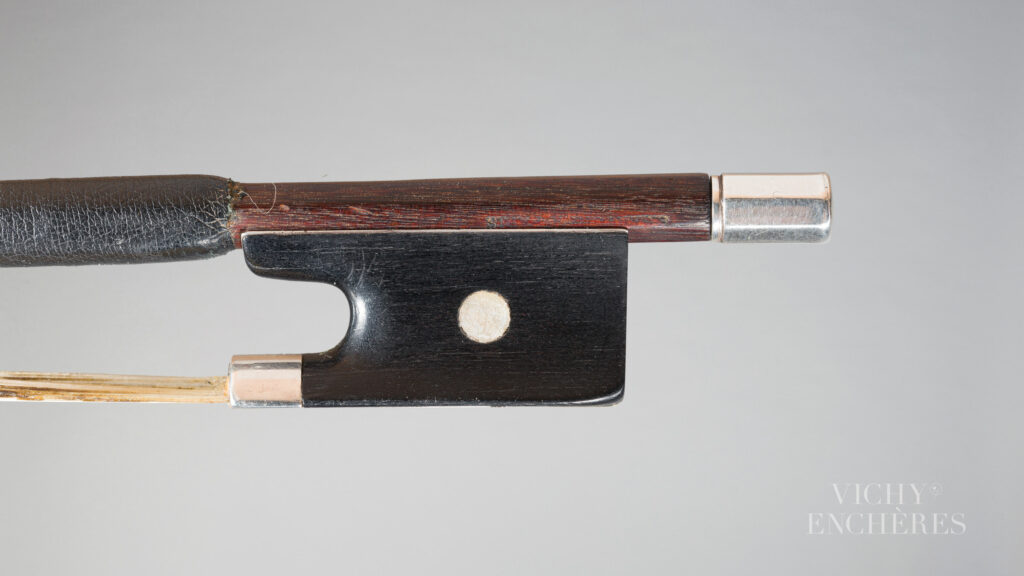 Archet de violon de Eugène Nicolas SARTORY Instrument mis en vente par Vichy Enchères le 5 juin 2025 © C. Darbelet