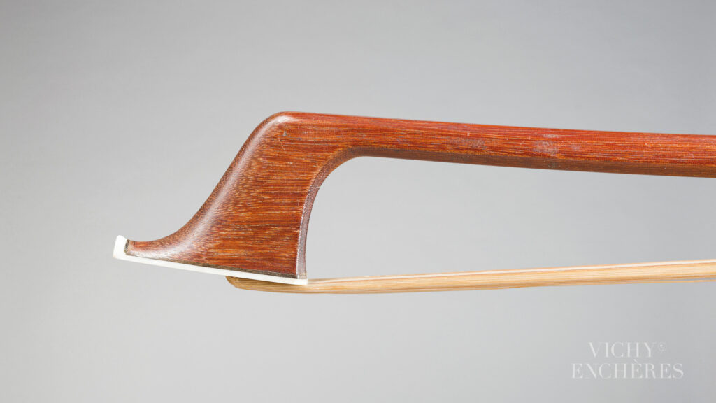 Archet de violoncelle de Jules FÉTIQUE Instrument mis en vente par Vichy Enchères le 5 juin 2025 © C. Darbelet