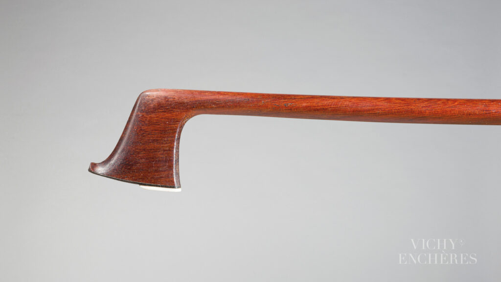 Archet de violon de Georges-Frédéric SCHWARTZ Instrument mis en vente par Vichy Enchères le 5 juin 2025 © C. Darbelet