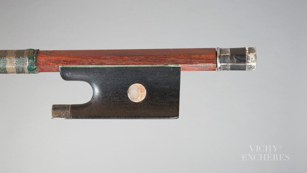 Archet de violon de Georges-Frédéric SCHWARTZ Instrument mis en vente par Vichy Enchères le 5 juin 2025 © C. Darbelet