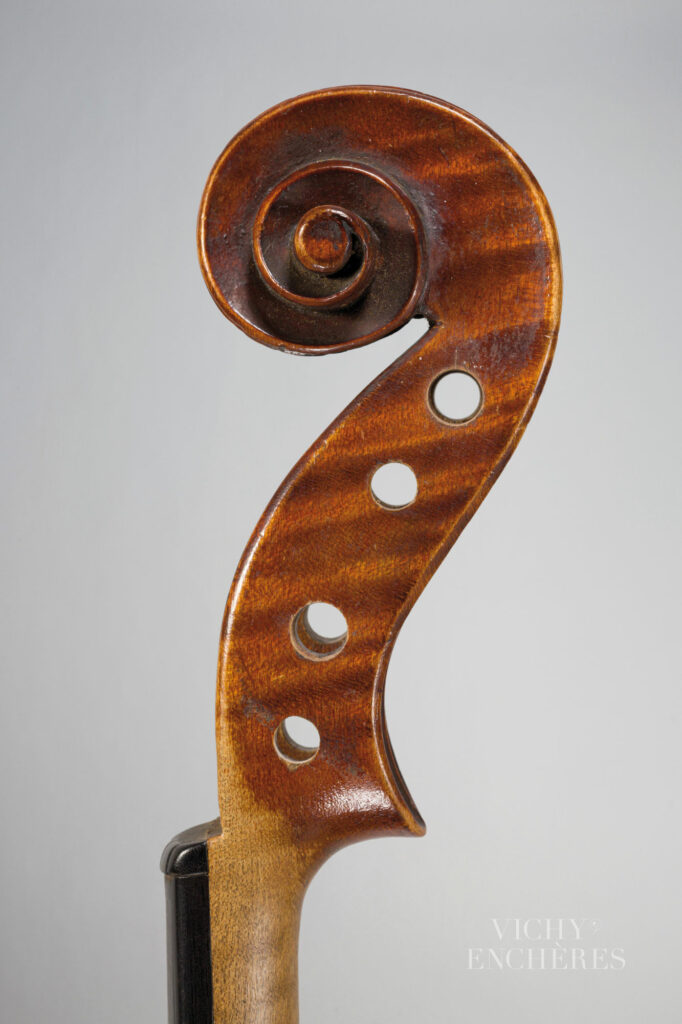 Intéressant violon d'Alexandre DELANOY Instrument mis en vente par Vichy Enchères le 5 juin 2025 © C. Darbelet