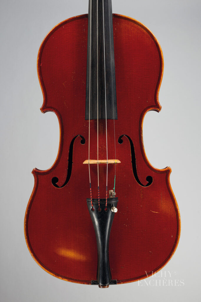 Joli violon de CARESSA et FRANCAIS Instrument mis en vente par Vichy Enchères le 5 juin 2025 © C. Darbelet