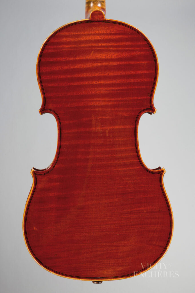 Joli violon de CARESSA et FRANCAIS Instrument mis en vente par Vichy Enchères le 5 juin 2025 © C. Darbelet