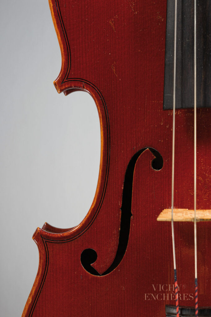 Joli violon de CARESSA et FRANCAIS Instrument mis en vente par Vichy Enchères le 5 juin 2025 © C. Darbelet