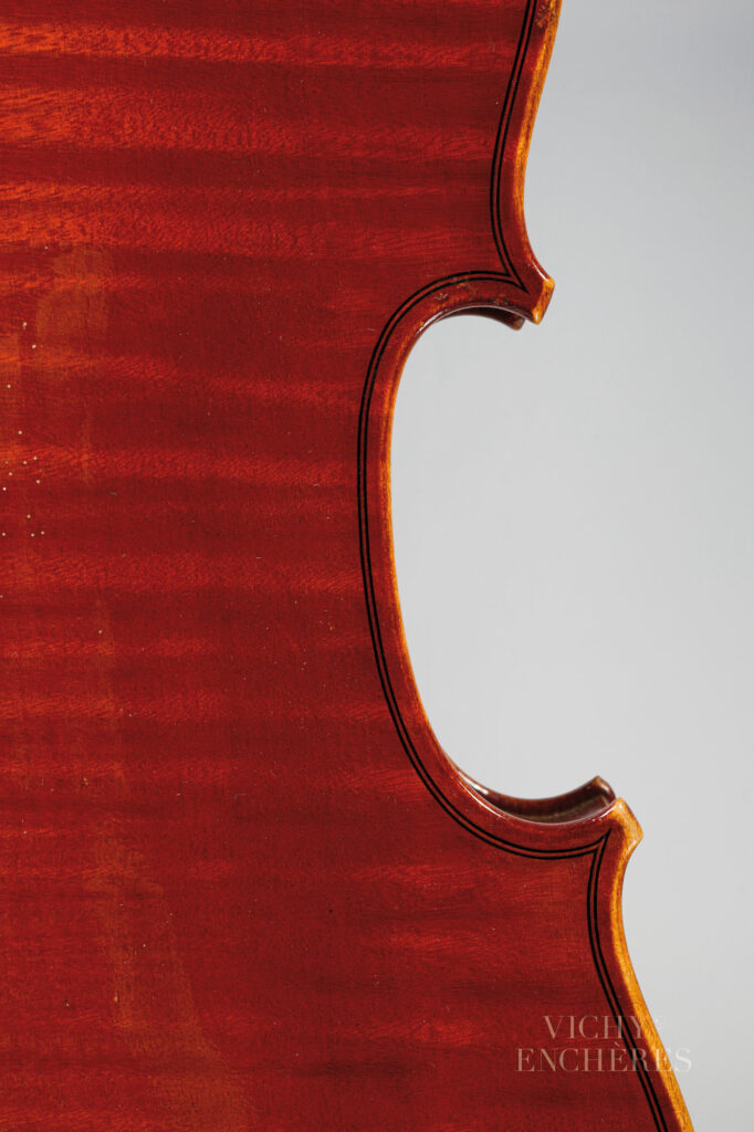 Joli violon de CARESSA et FRANCAIS Instrument mis en vente par Vichy Enchères le 5 juin 2025 © C. Darbelet