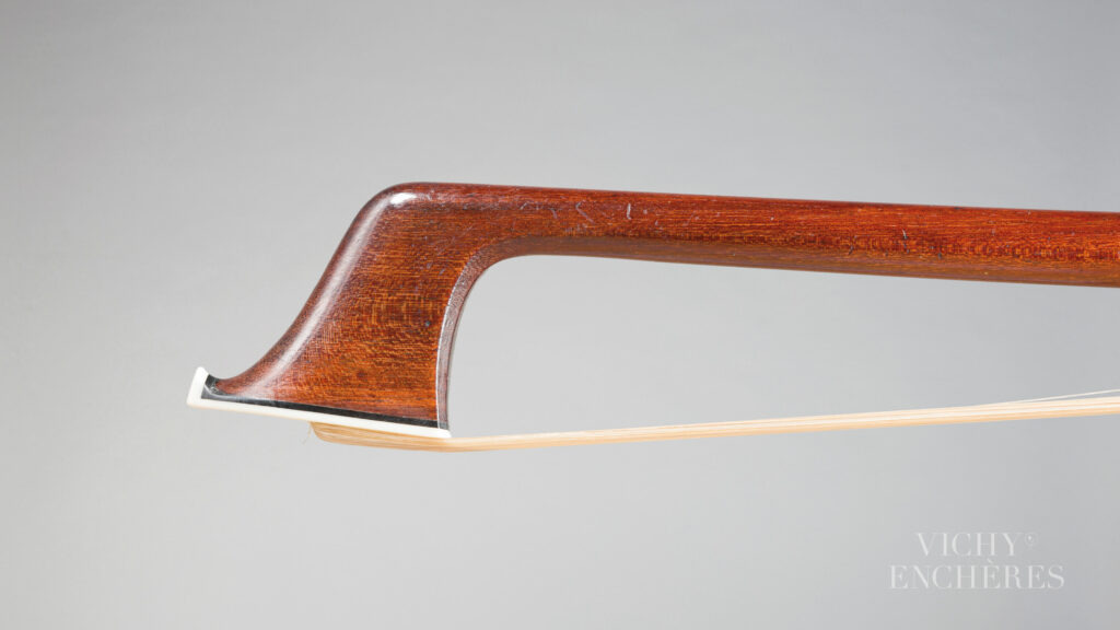 Archet de violoncelle de Nicolas Rémy MAIRE Instrument mis en vente par Vichy Enchères le 5 juin 2025 © C. Darbelet