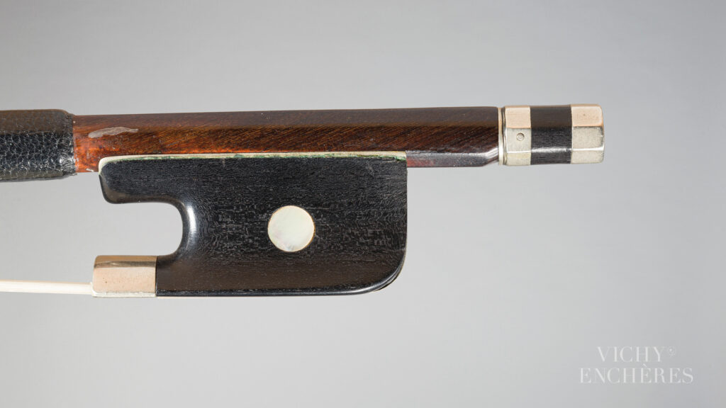 Archet de violoncelle de Nicolas Rémy MAIRE Instrument mis en vente par Vichy Enchères le 5 juin 2025 © C. Darbelet