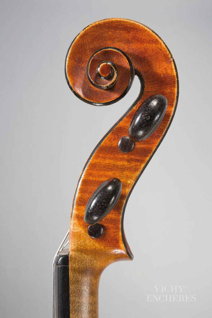 Joli violon de Hippolyte Chrétien SILVESTRE Instrument mis en vente par Vichy Enchères le 5 juin 2025 © C. Darbelet