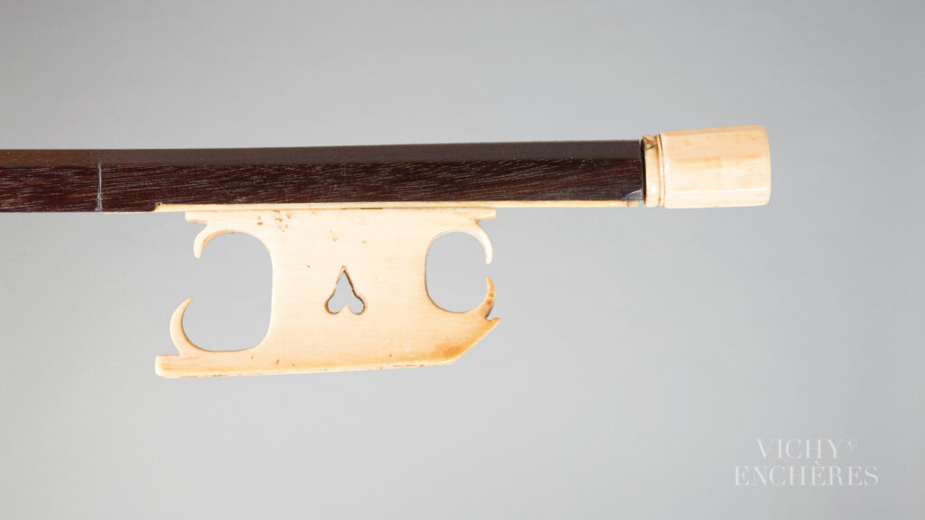 Archet de violon de Jacques TAINTURIE Instrument mis en vente par Vichy Enchères le 5 juin 2025 © C. Darbelet