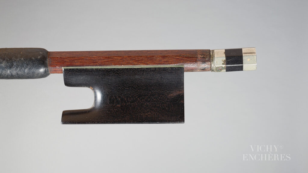 Archet de violon de Nicolas Rémy MAIRE Instrument mis en vente par Vichy Enchères le 5 juin 2025 © C. Darbelet