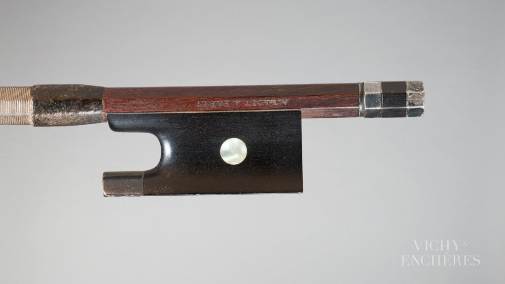 Archet de violon de Joseph Alfred LAMY (Père) Instrument mis en vente par Vichy Enchères le 5 juin 2025 © C. Darbelet