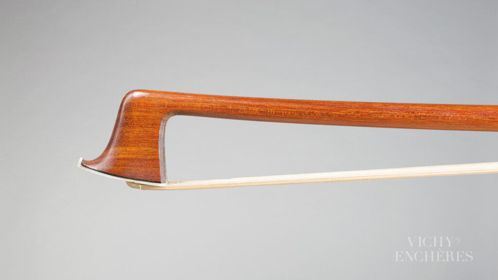 Archet de violon d'Emile Auguste OUCHARD (Fils) Instrument mis en vente par Vichy Enchères le 5 juin 2025 © C. Darbelet