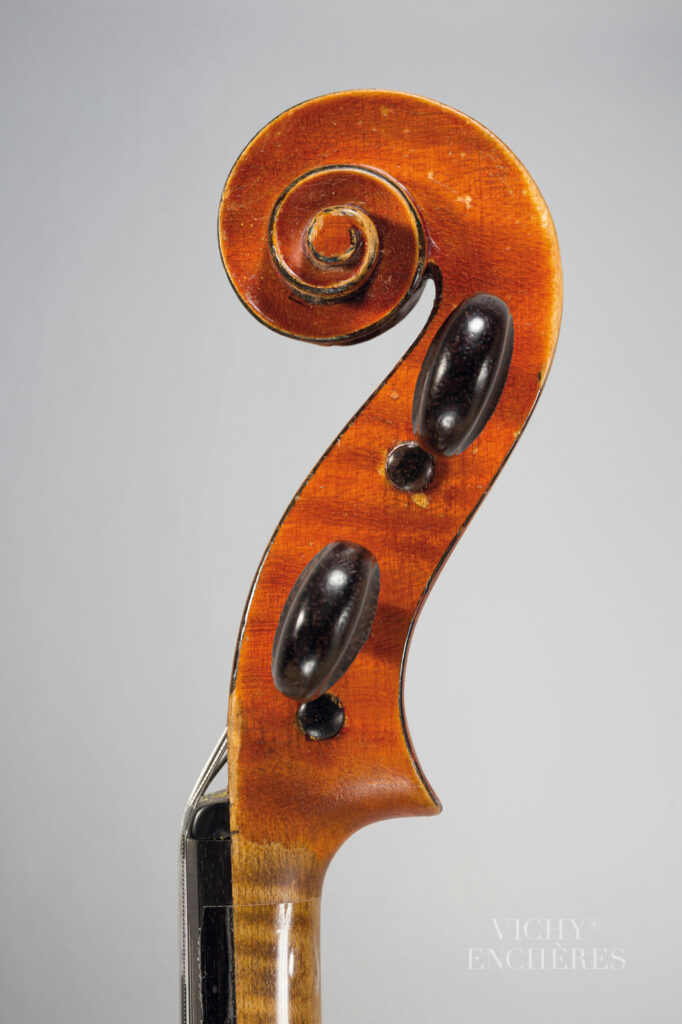 Intéressant violon d’Annibale FAGNOLA Instrument mis en vente par Vichy Enchères le 5 juin 2025 © C. Darbelet