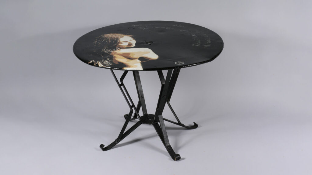 Table provenant du Parc de la Ville de Vichy, ré-appropriée par l'artiste CIV