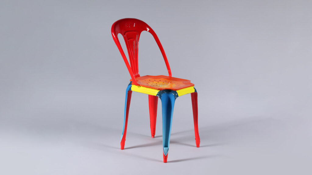 Chaise provenant du Parc de la Ville de Vichy, ré-appropriée par l'artiste KEYMI