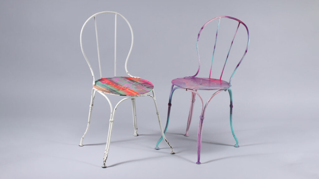 Deux chaises provenant du Parc de la Ville de Vichy, ré-appropriées par l'artiste WARO
