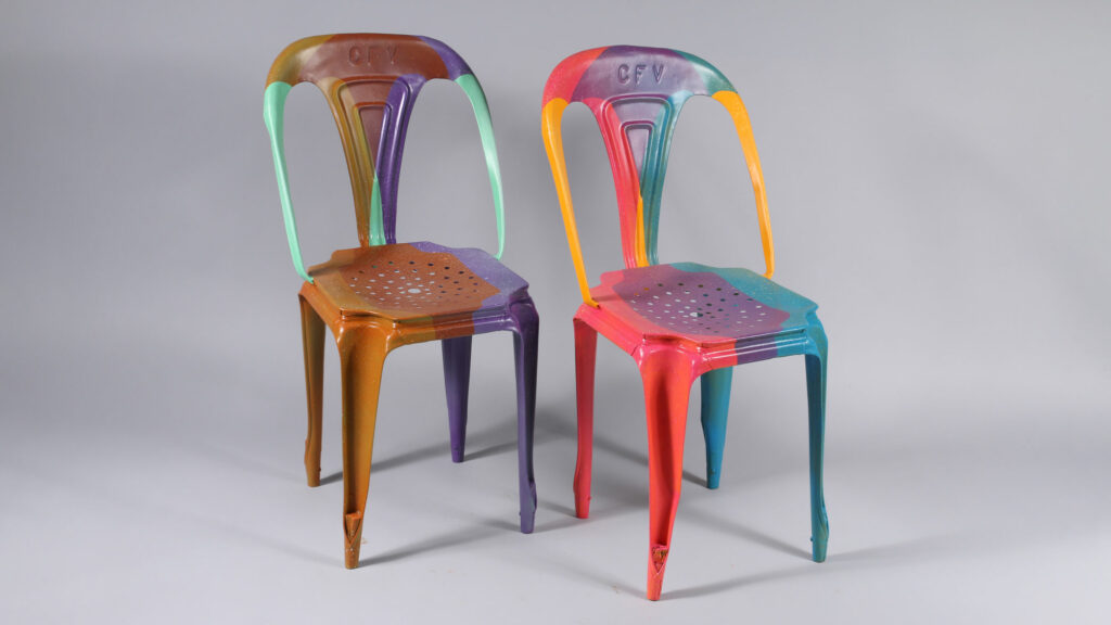 Deux chaises provenant du Parc de la Ville de Vichy ré-appropriées par l'artiste MOTTE