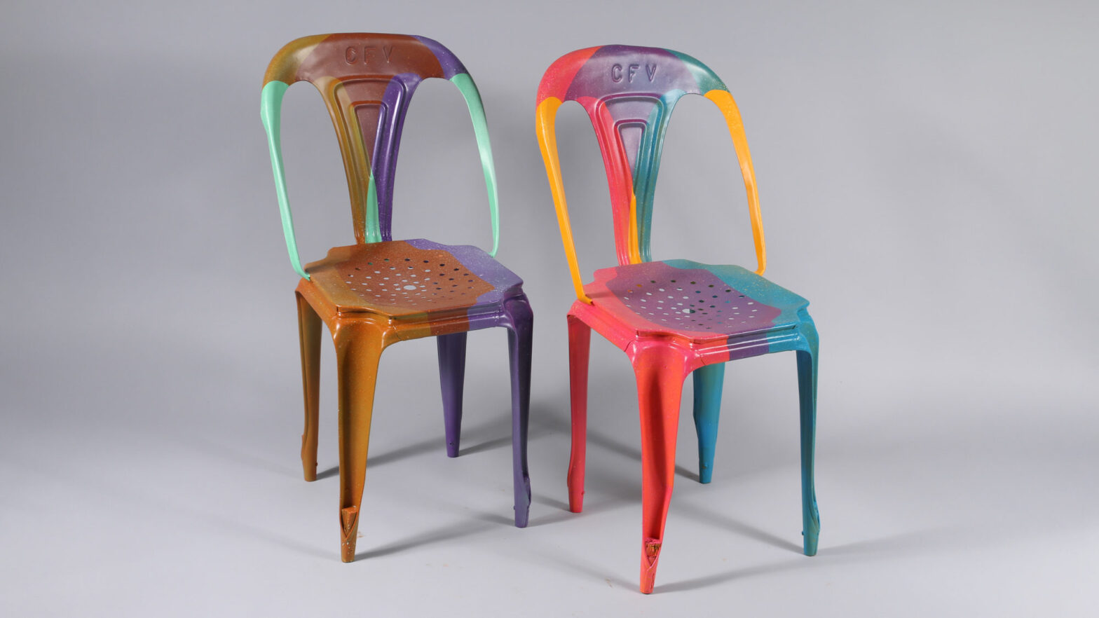 Deux chaises provenant du Parc de la Ville de Vichy ré-appropriées par l'artiste MOTTE