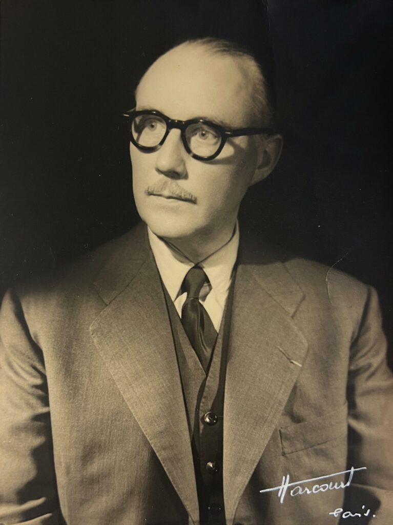 Portrait de Robert Siohan - Studio Harcourt à Paris.