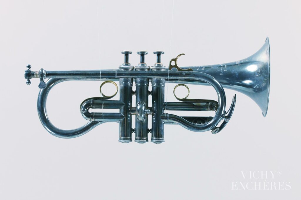 Petit cornet en MiB à trois pistons, estampillé Antoine COURTOIS.