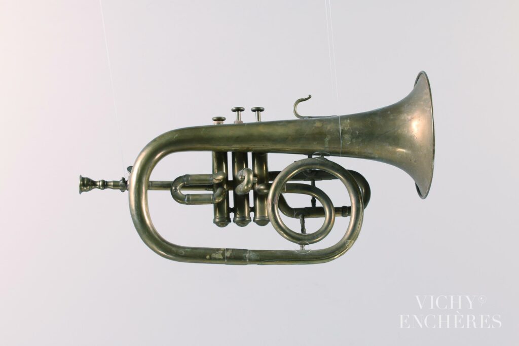 Bugle en laiton estampillé GB SCHEIDEGGER Bern.