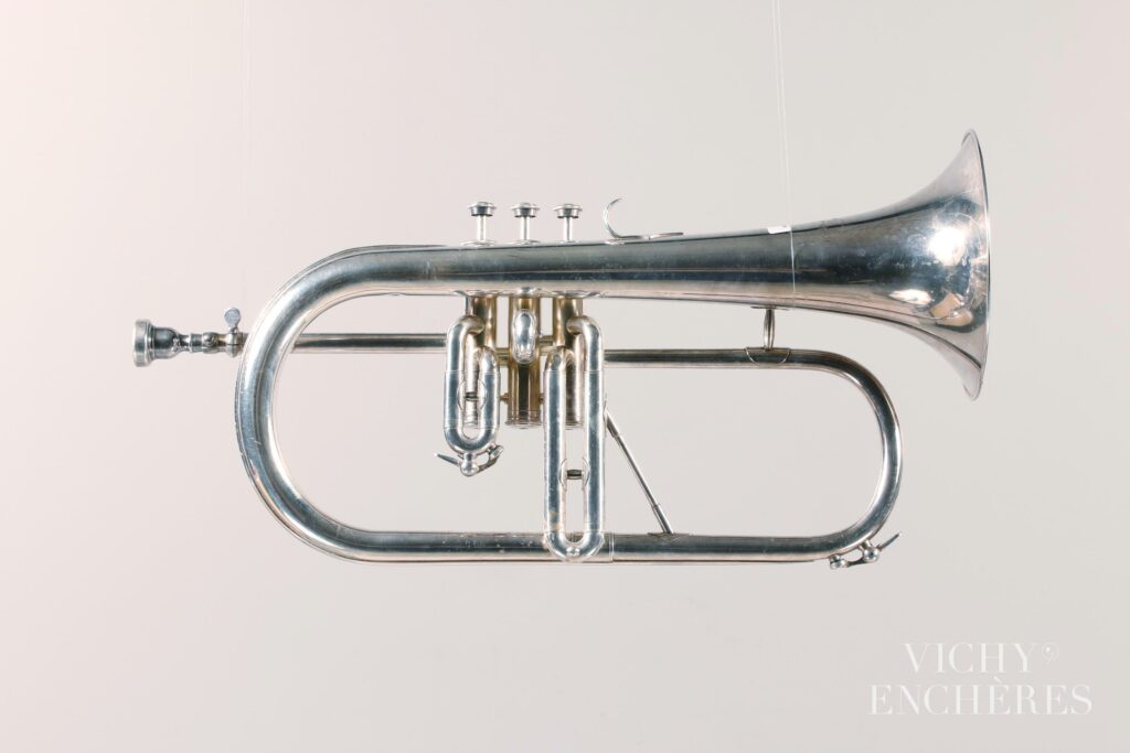 Bugle en métal argenté à trois pistons estampillé Antoine COURTOIS.