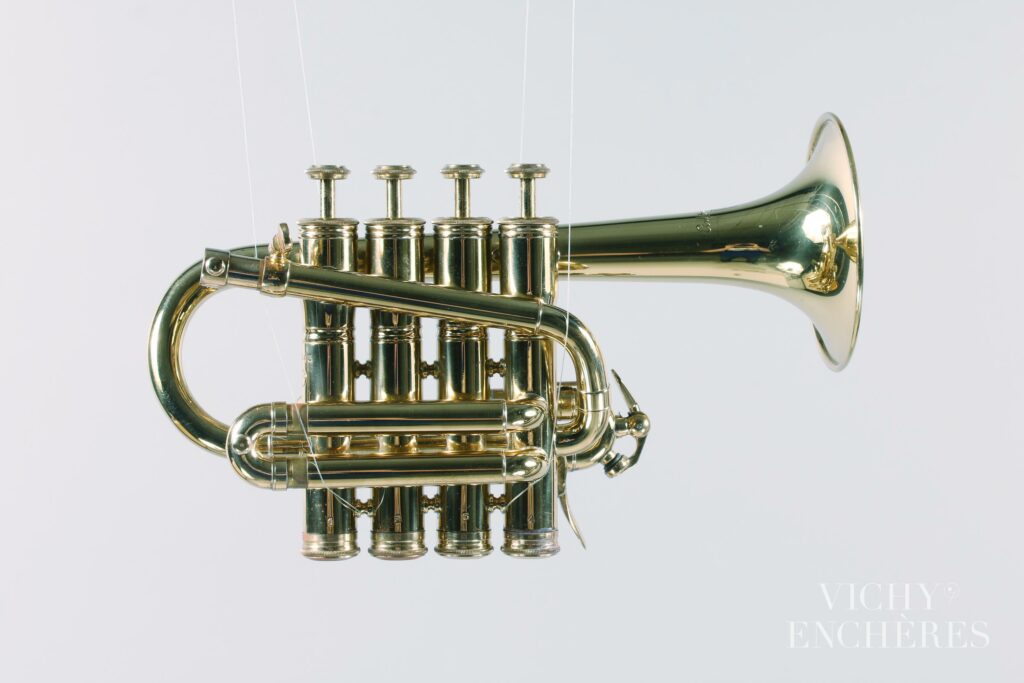 Trompette piccolo SiB en laiton verni, à quatre pistons, estampillée Antoine COURTOIS.