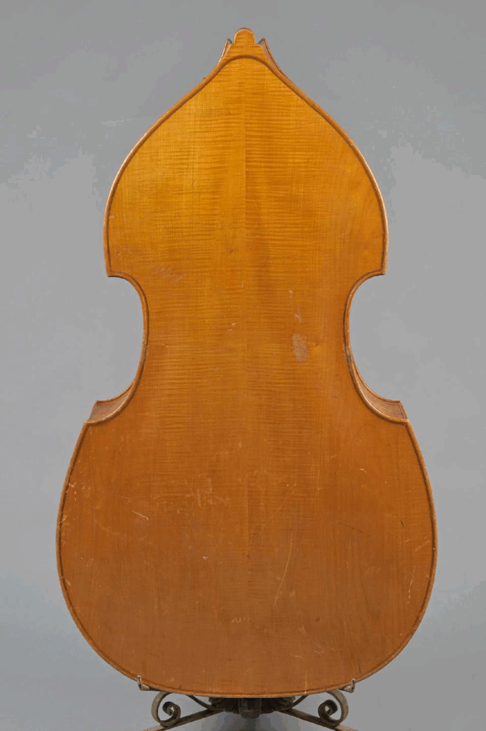 Gustave Villaume, contrebasse faite en 1947. Instrument mis en vente par Vichy Enchères le 5 décembre 2013. © Vichy Enchères/C. Darbelet